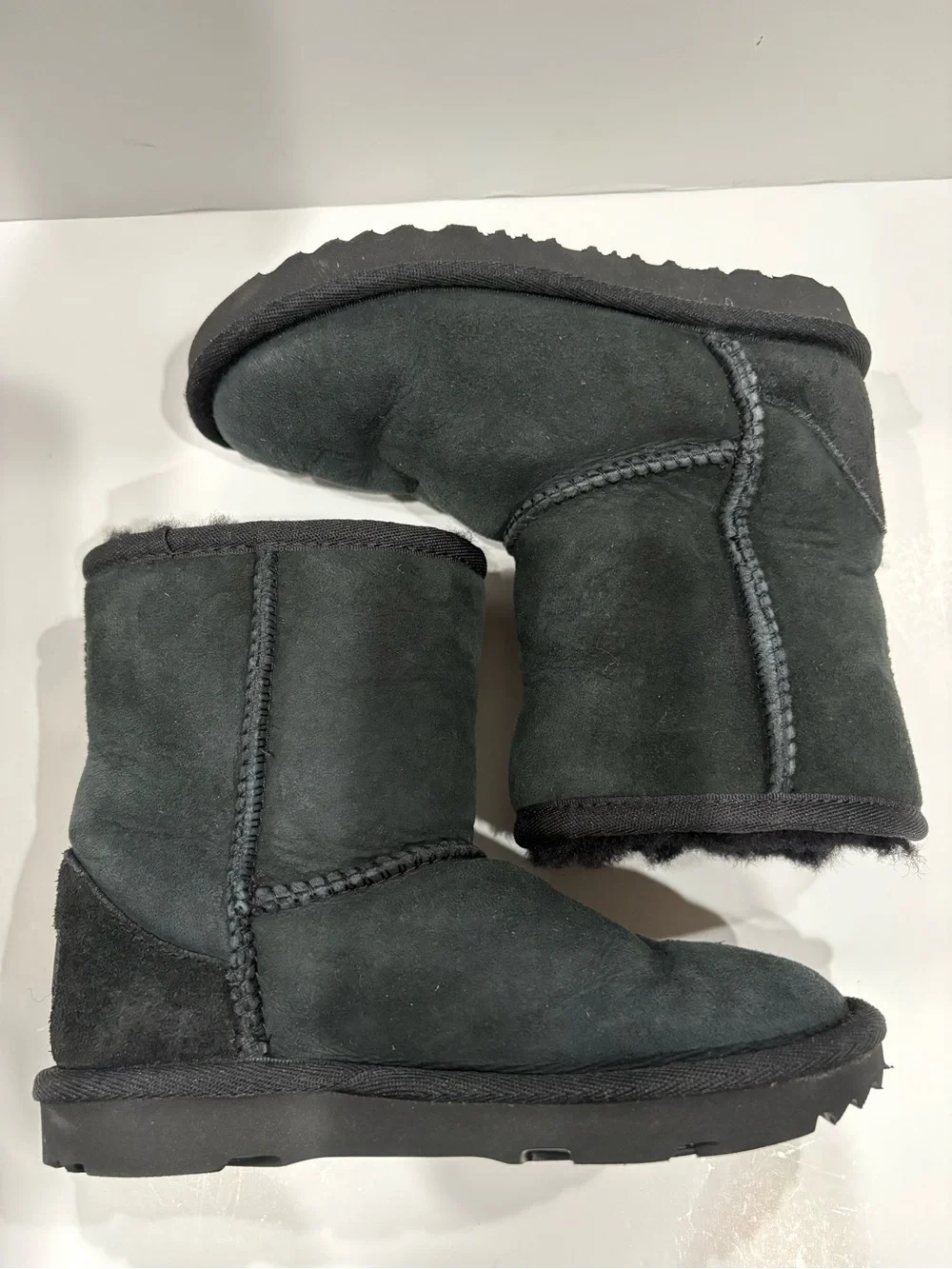 UGG Kids Black Suede Plush-Lined Pull-On Boots estimates size 1.5, read